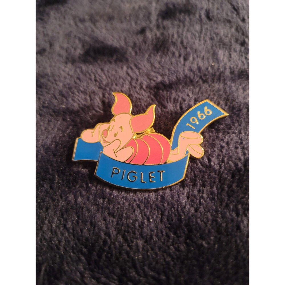 Vintage Disney Piglet Winnie the Pooh Countdown Millennium Pin #690 Disney Store